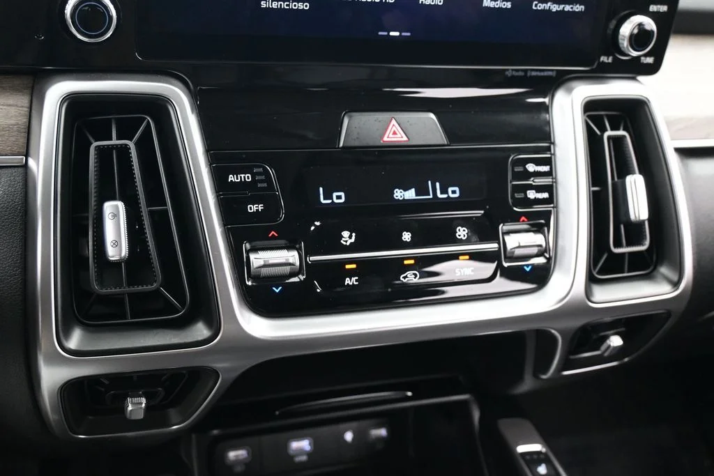 Used 2022 Glacial White Pearl Kia EX image 21