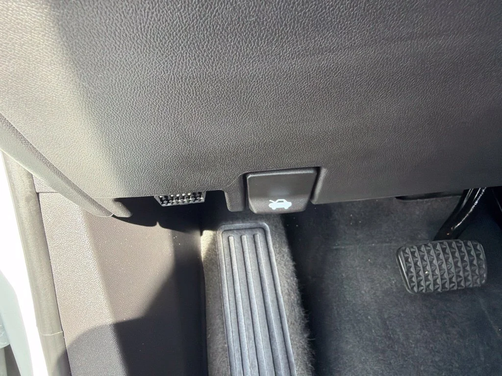 Used 2024 Summit White Chevrolet LT image 26