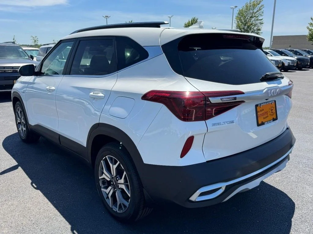 Used 2022 White Kia EX image 5