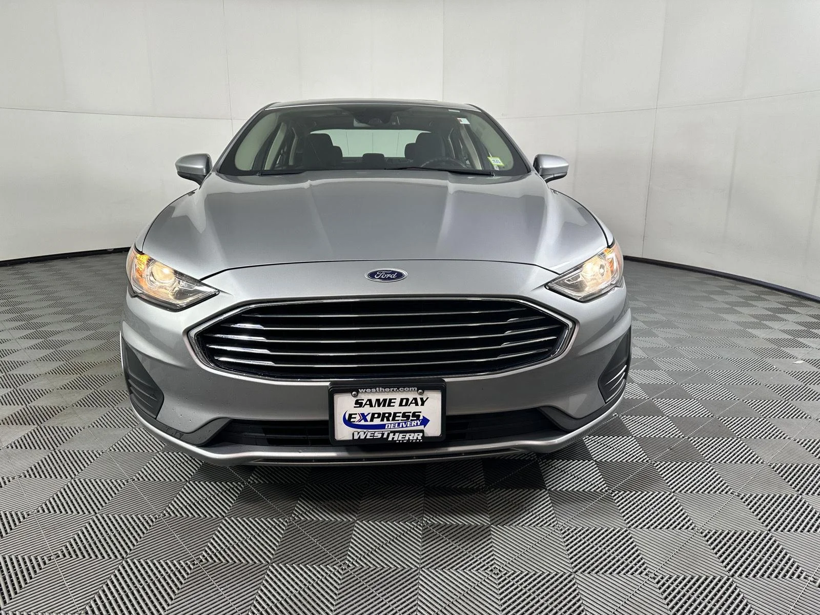 Used 2020 Iconic Silver Ford SE image 10