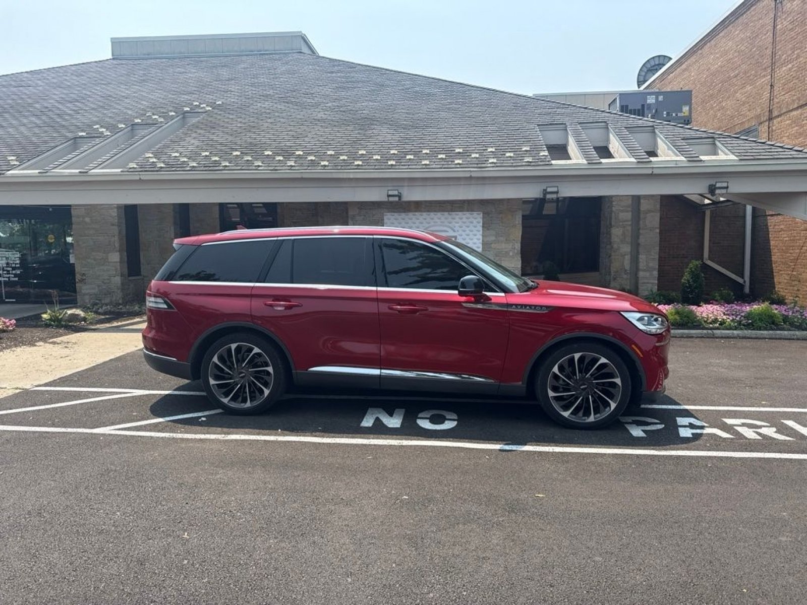 Used 2020 Red Lincoln Reserve image 4