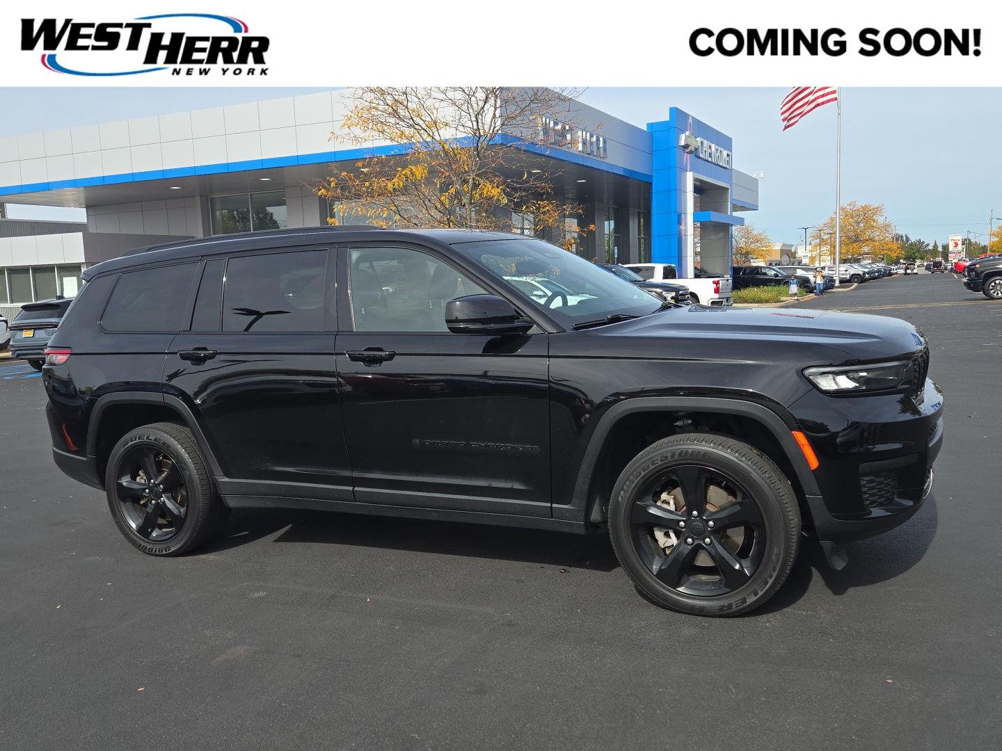 Used 2023 Diamond Black Crystal Pearlcoat Jeep Altitude image 1