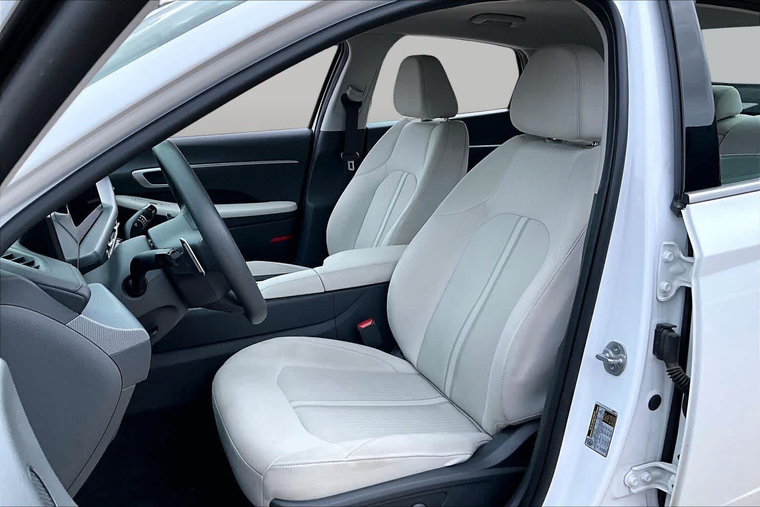 Used 2025 Serenity White Hyundai SEL image 8