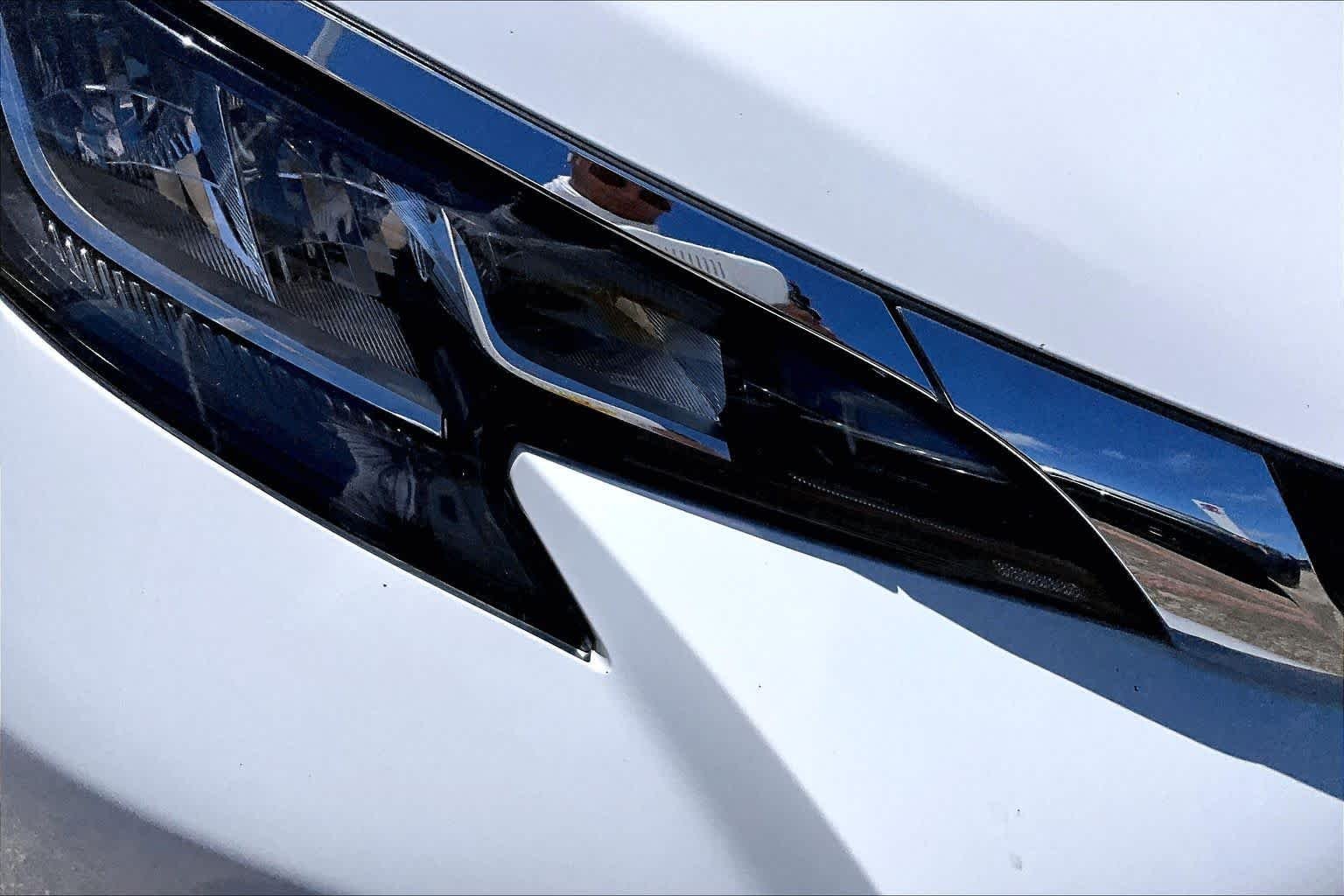 Used 2022 White Toyota LE image 27