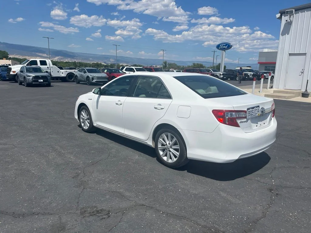 Used 2014 Super White Toyota XLE image 9