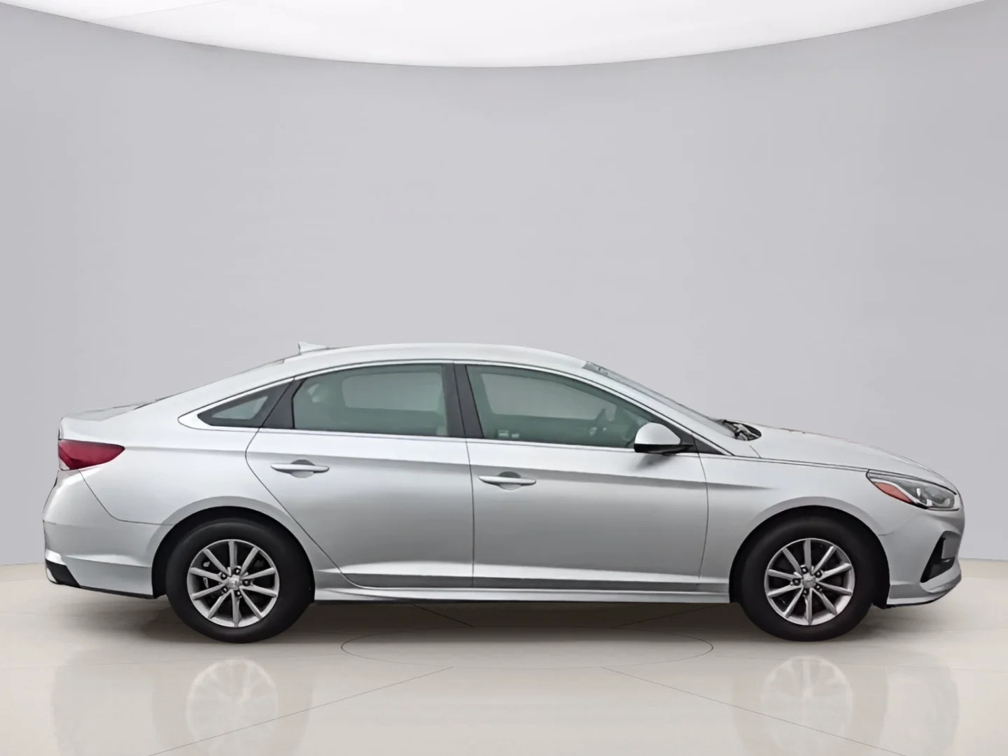 Used 2019 Silver Hyundai SE image 7