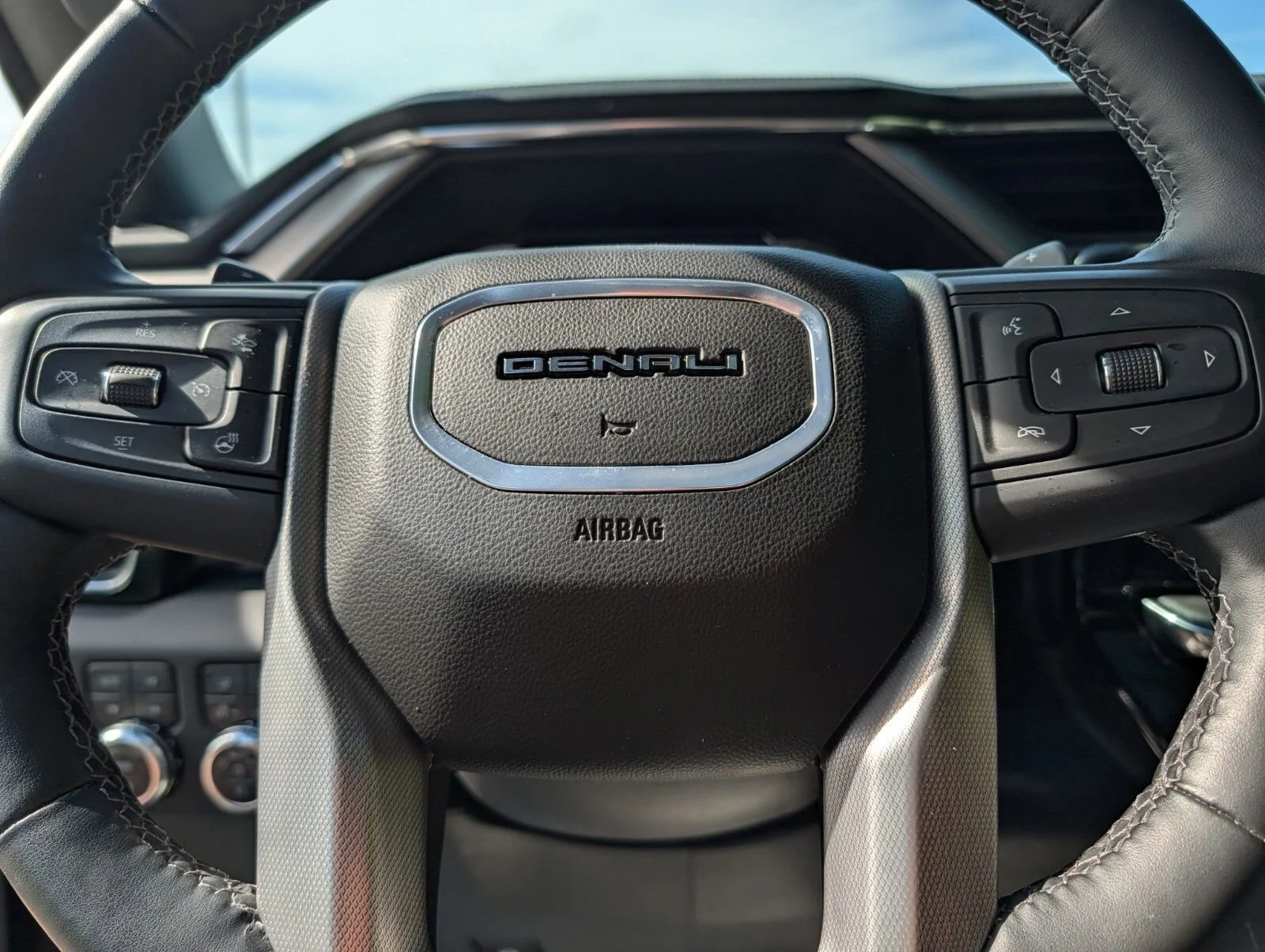 Used 2024 Onyx Black GMC Denali image 33