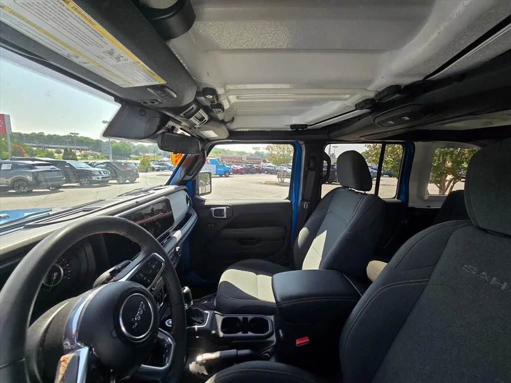 Used 2024 Blue Jeep Sahara image 4