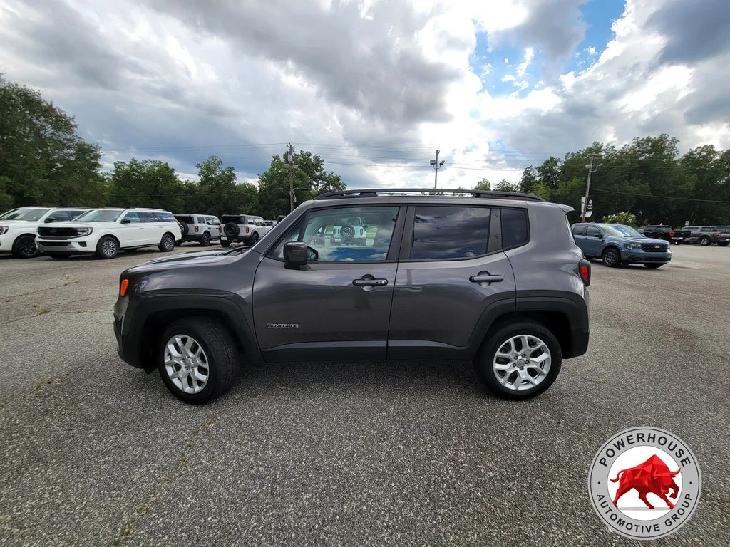 Used 2017 Gray Jeep Latitude image 3