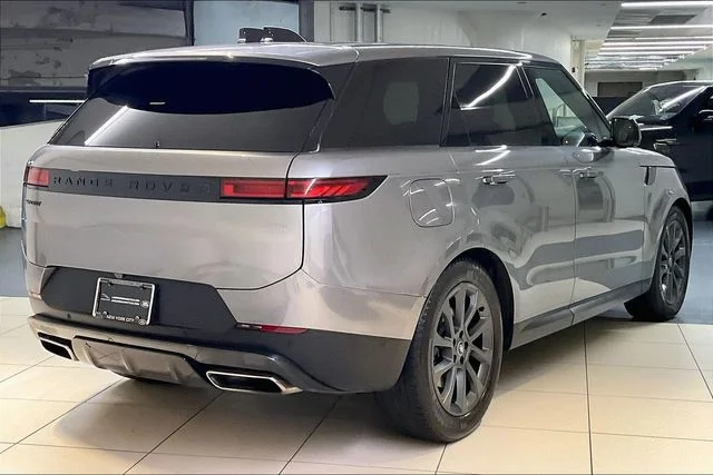 Used 2024  Land Rover SE image 10