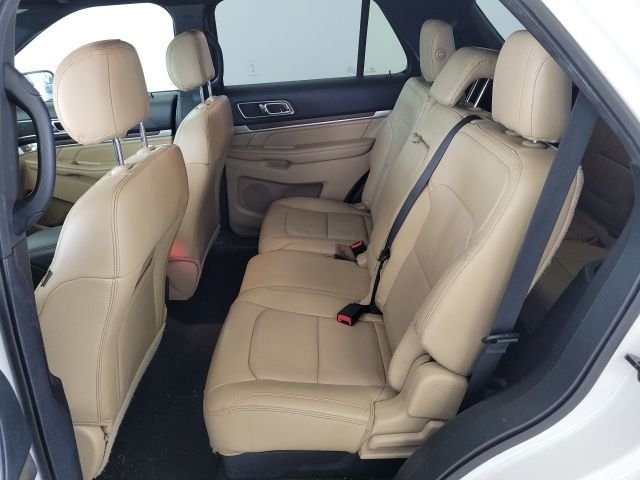 Used 2016 White Platinum Clearcoat Metallic Ford Limited image 11