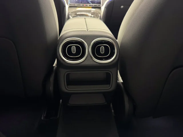 New 2026 MANUFAKTUR Moonlight Whit Mercedes-Benz GLC 300 image 38