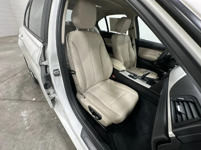 Used 2015 Alpine White BMW 320i image 17