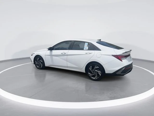 Used 2025 White Hyundai SEL Sport image 6