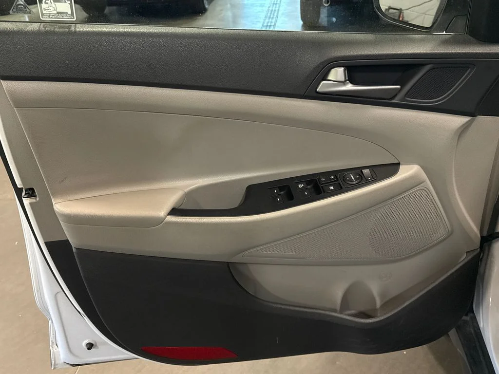 Used 2018 White Hyundai SE image 8