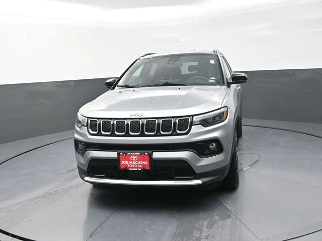 Used 2024  Jeep Limited image 2
