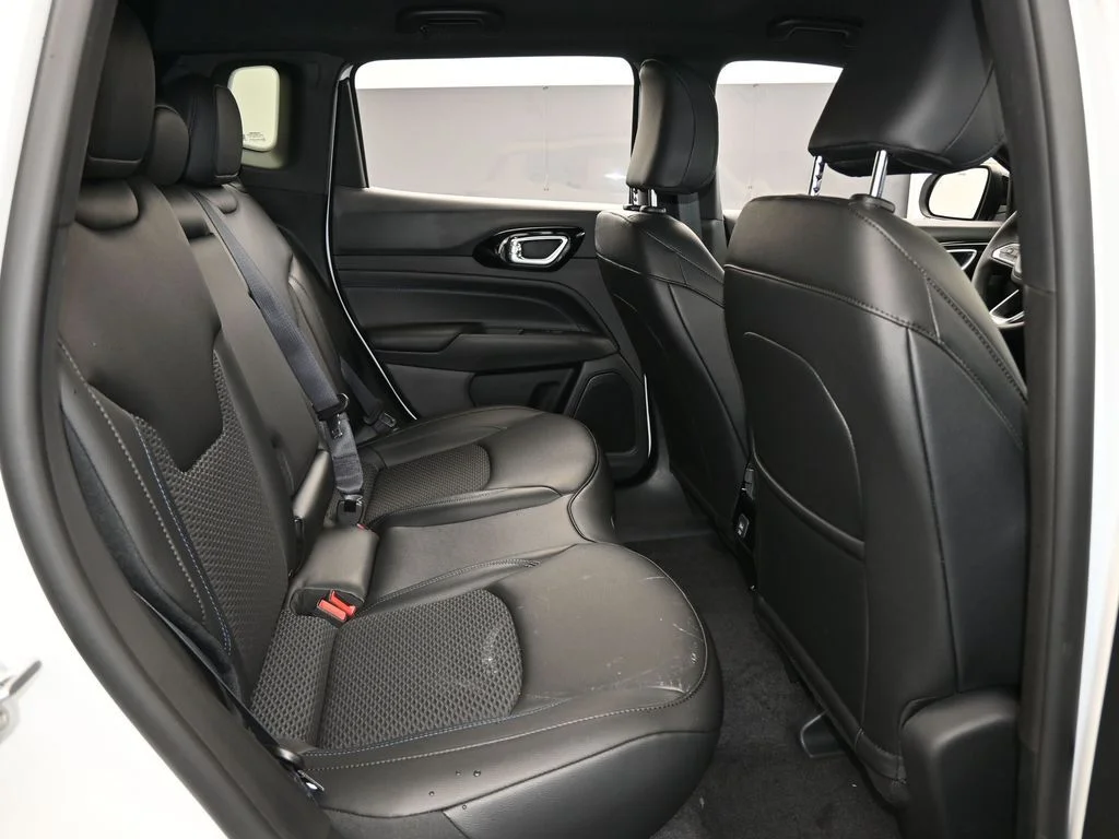 New 2026 Bright White Clear-Coat Exterior Paint Jeep Latitude image 33