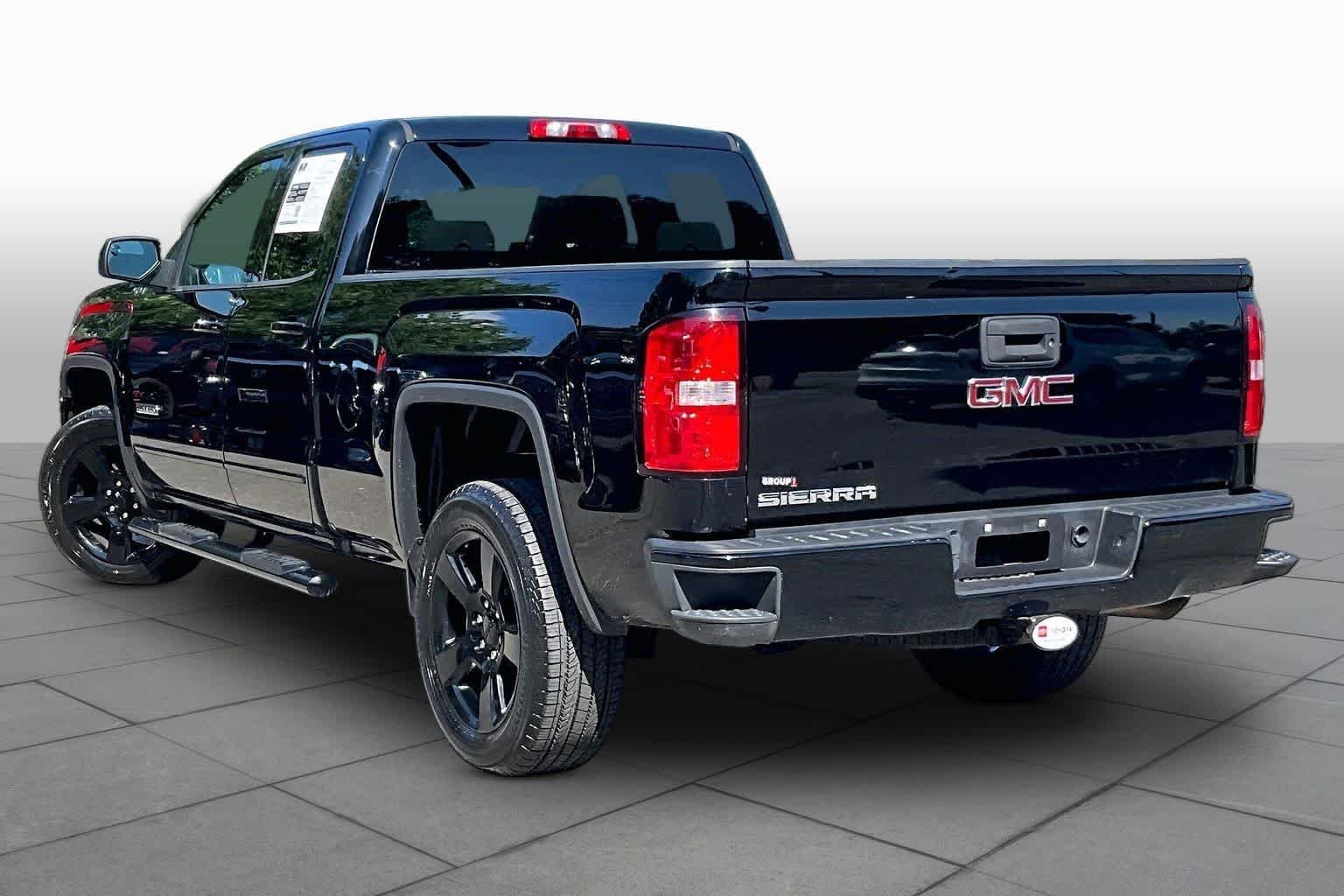 Used 2018 Onyx Black GMC  image 12
