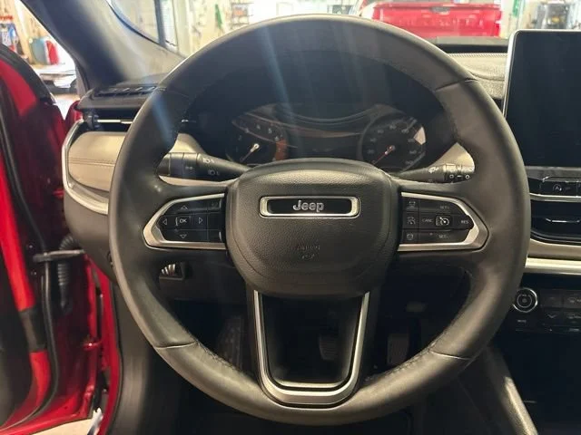 Used 2024  Jeep Limited image 17