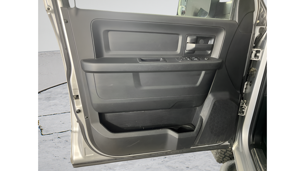 Used 2018 Bright Silver Clearcoat Metallic Ram Tradesman image 9