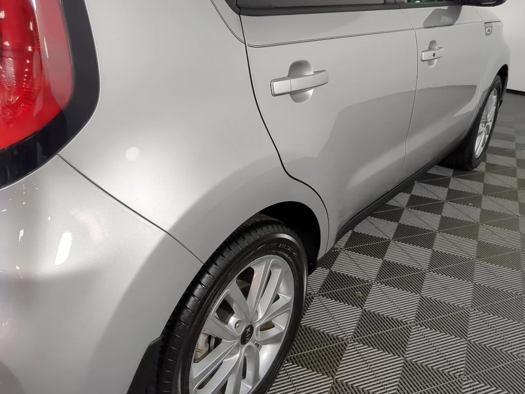 Used 2018 Silver Kia + image 8