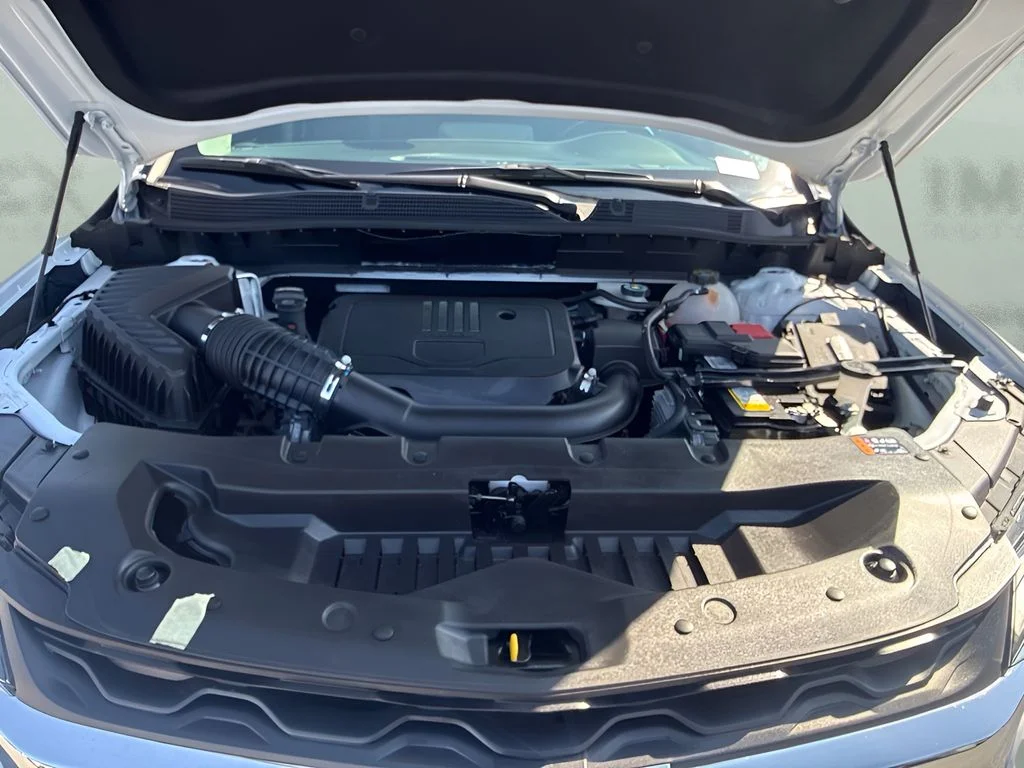 Used 2025 White Chevrolet LT image 28