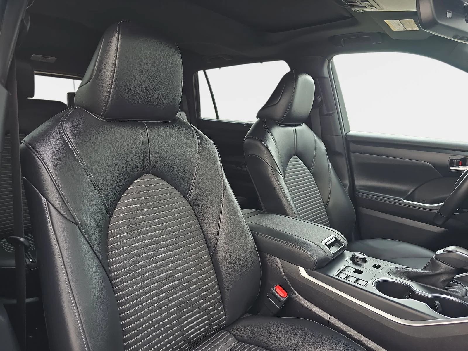 2025 Toyota Highlander XSE - Photo 12