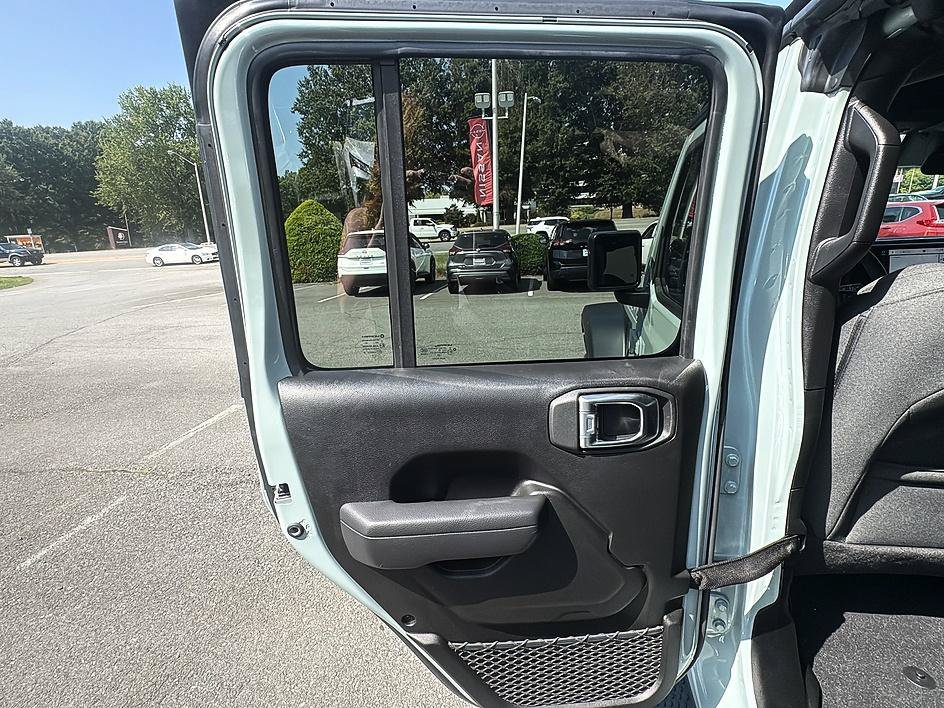 Used 2024 Earl Clearcoat Jeep Sport S image 22