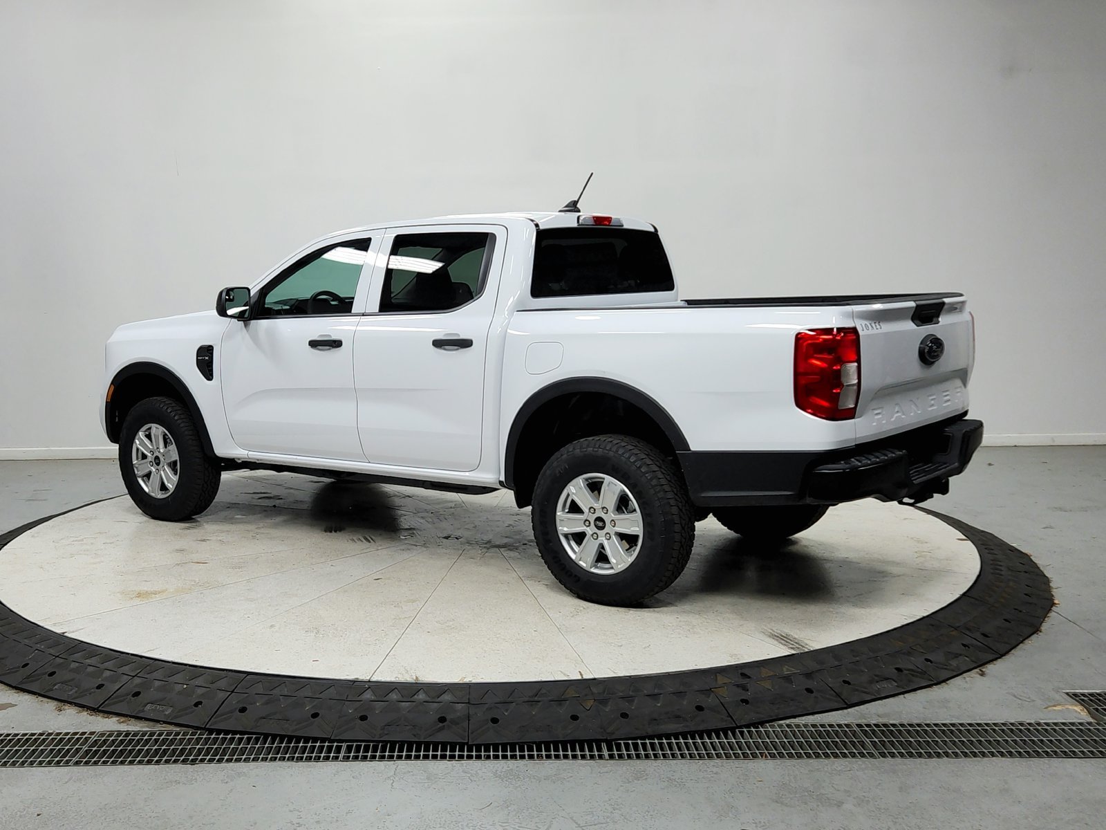 New 2026 Oxford White Ford XL image 6