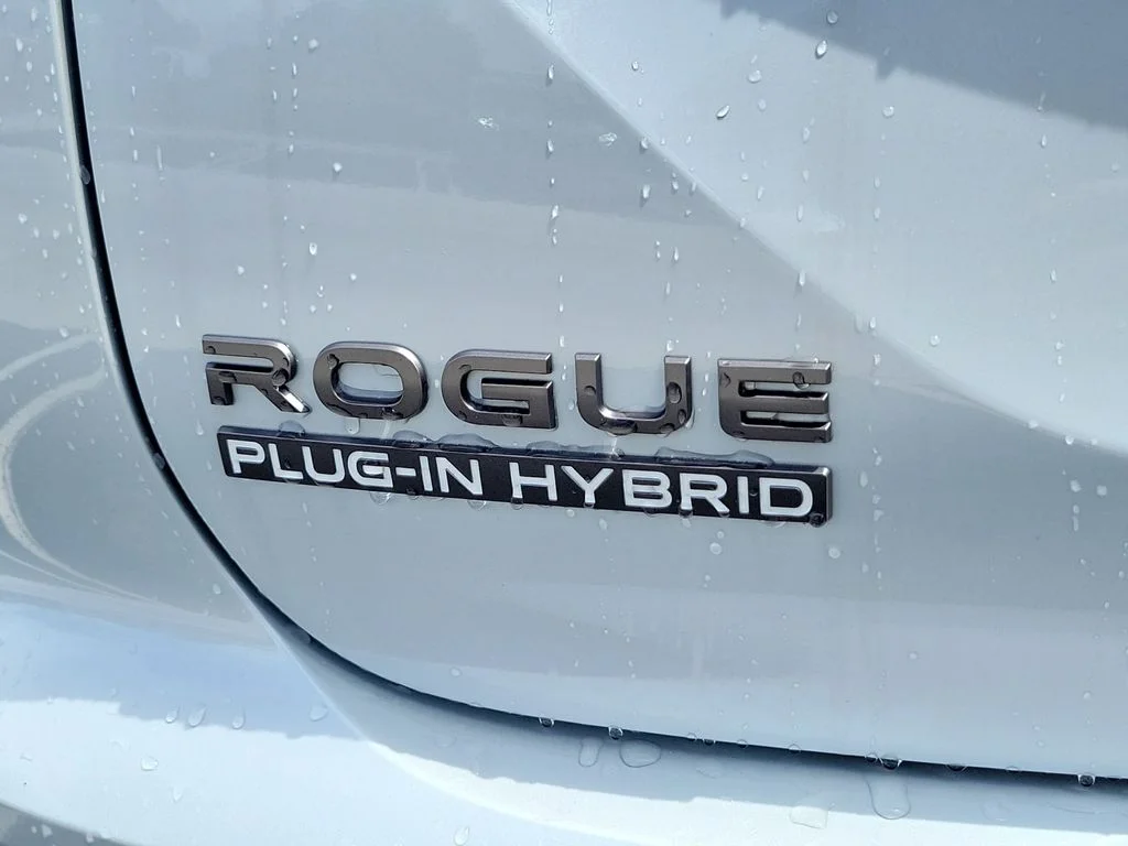 New 2026 White Nissan Platinum image 9