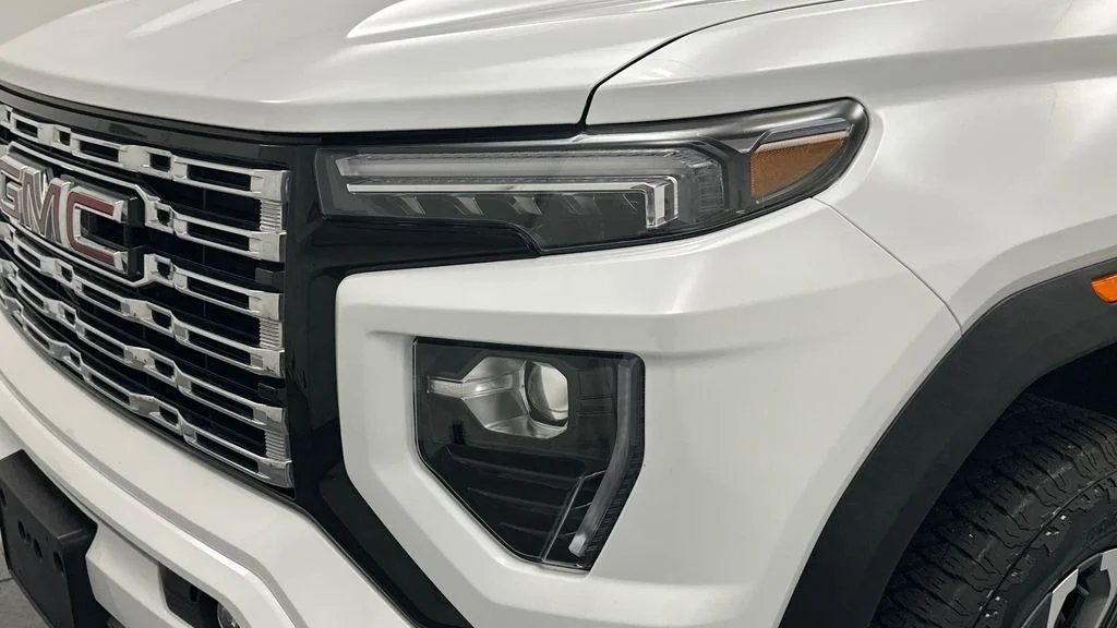 Used 2024 White GMC Denali image 22
