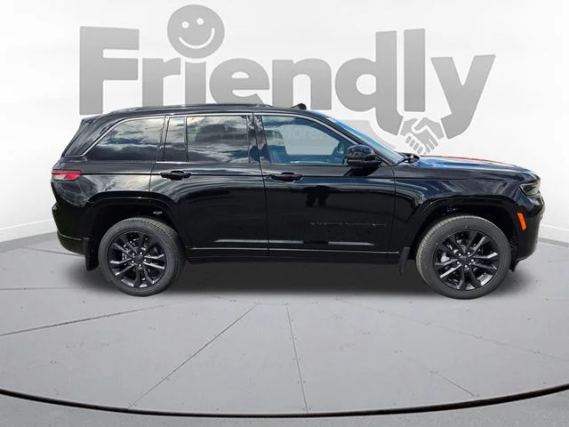 New 2026 Diamond Black Crystal Pearl-Coat Exterior Paint Jeep Limited Reserve image 4