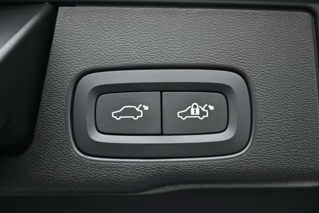 Used 2019 Grey Volvo Momentum image 24