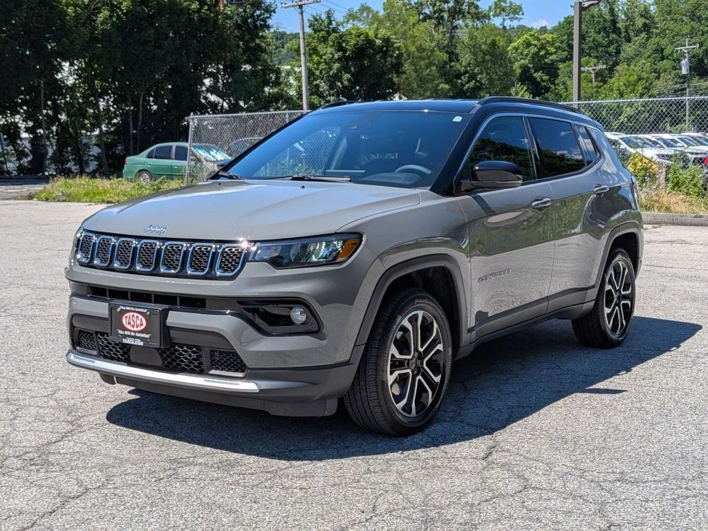 Used 2023 Gray Jeep Limited image 9