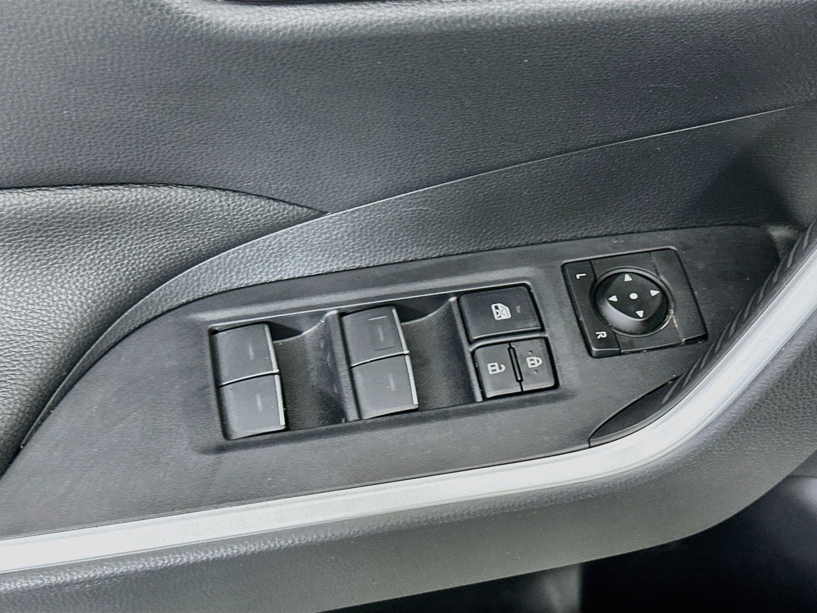 Used 2023 Ice Toyota SE image 17