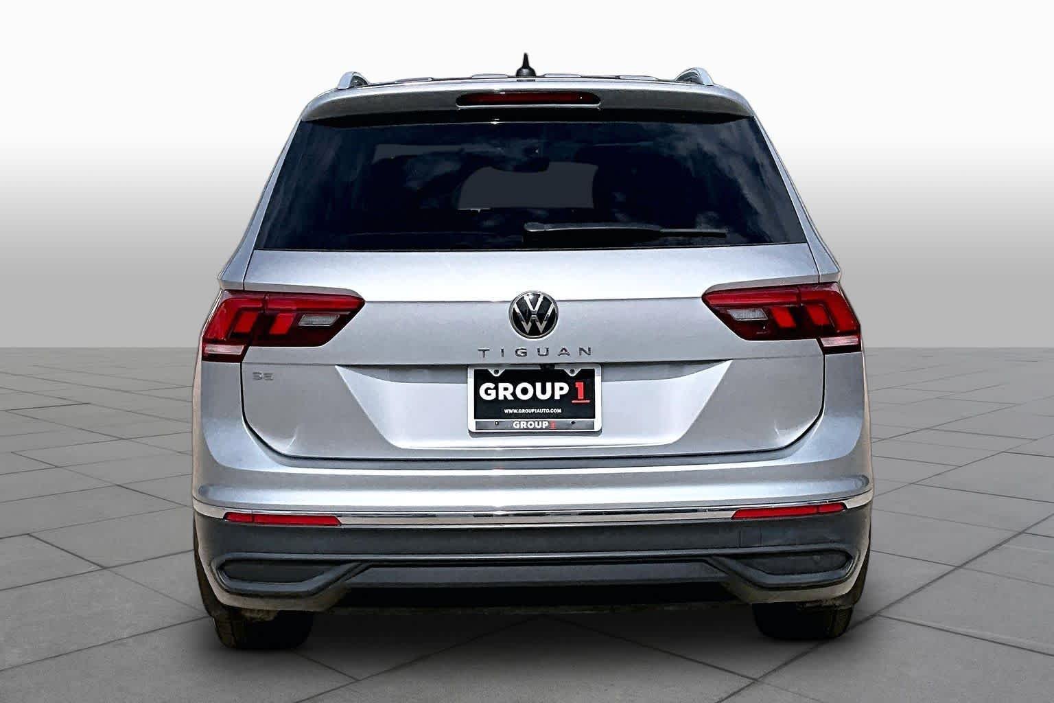 Used 2022 Pyrite Silver Metallic Volkswagen SE image 5