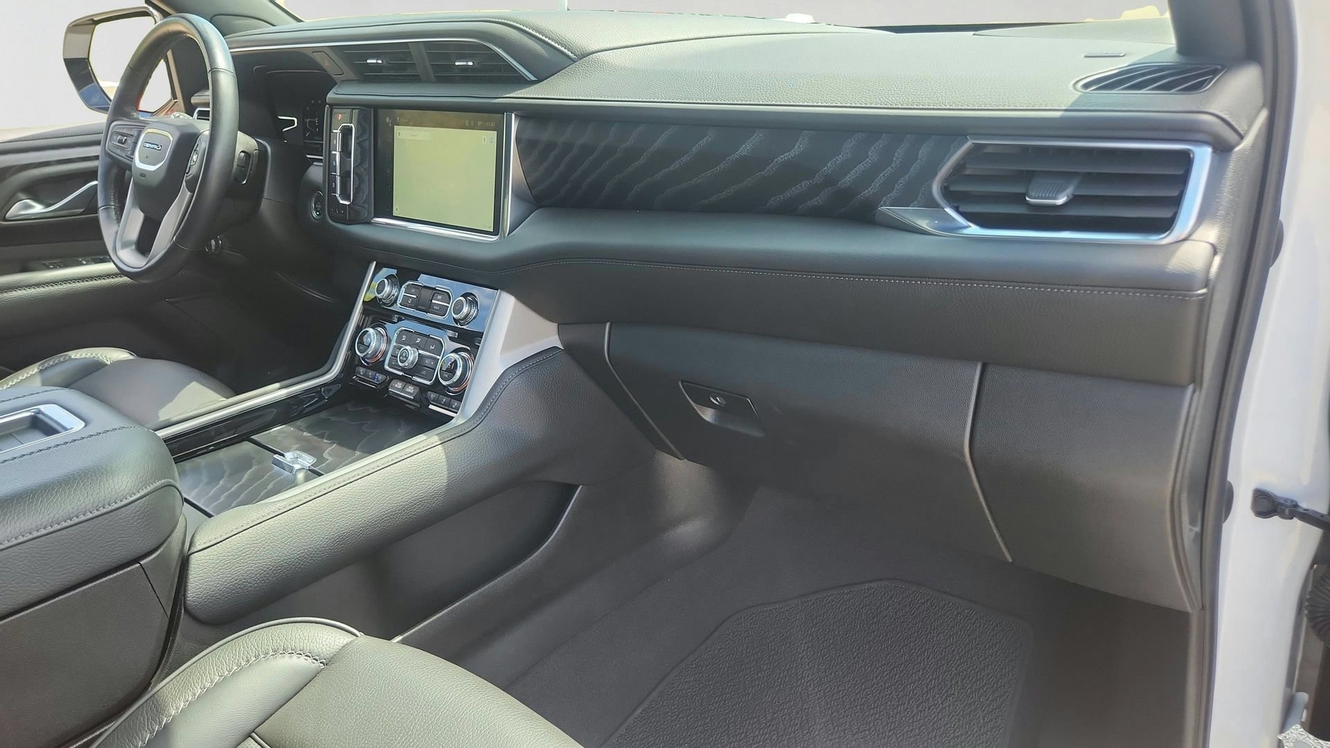 Used 2022 White Frost Tricoat GMC Denali image 25