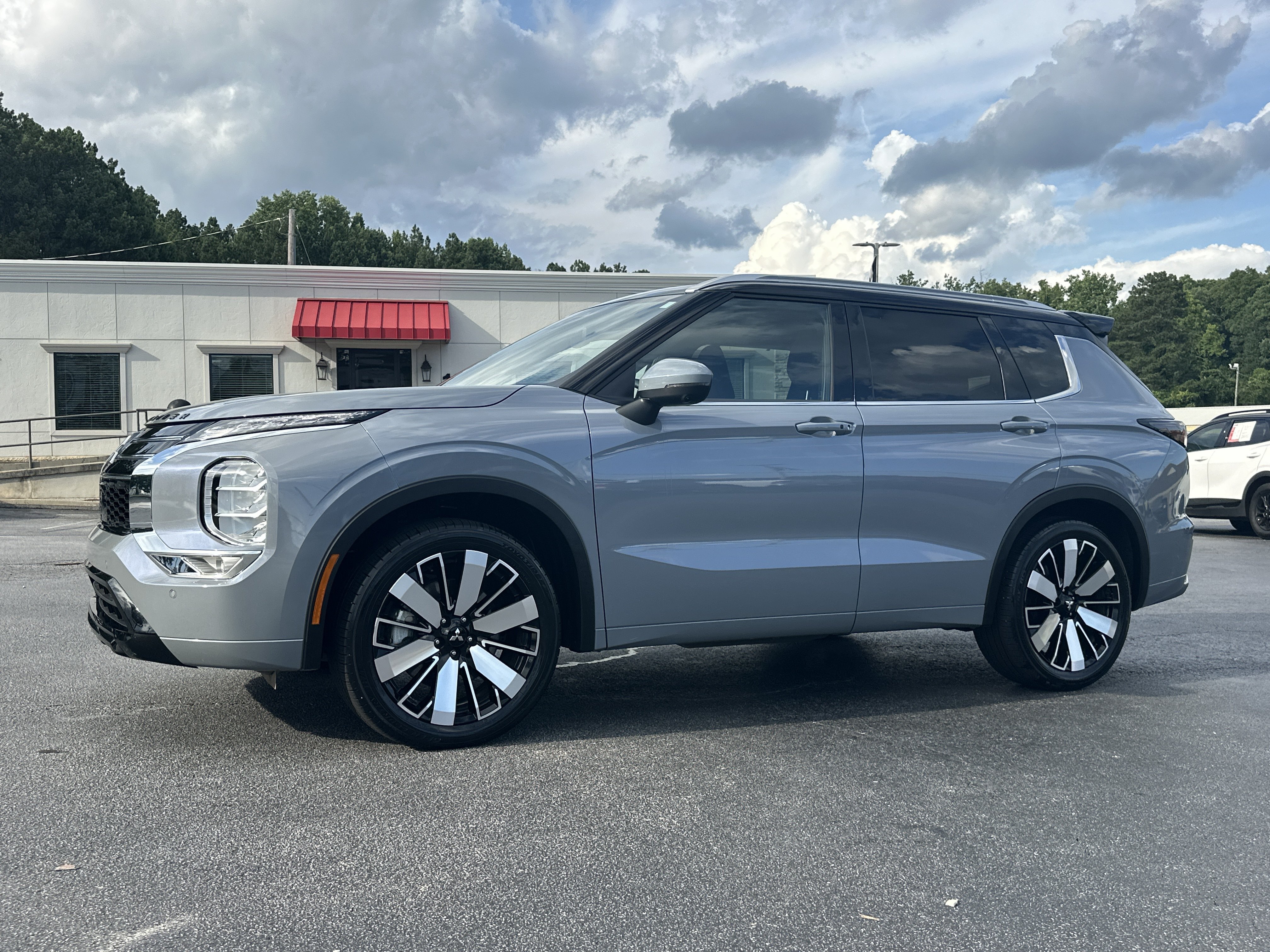 Used 2025  Mitsubishi SEL image 4