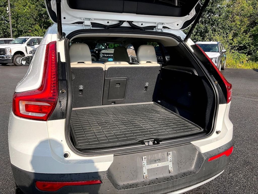 Used 2020 White Volvo Momentum image 35