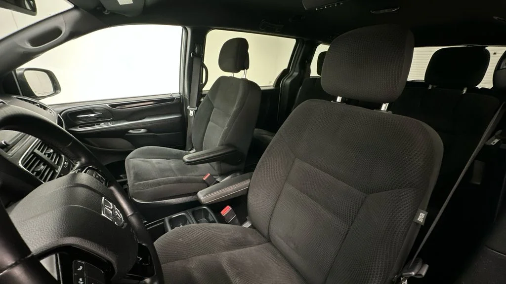 Used 2019 Silver Dodge SE image 9