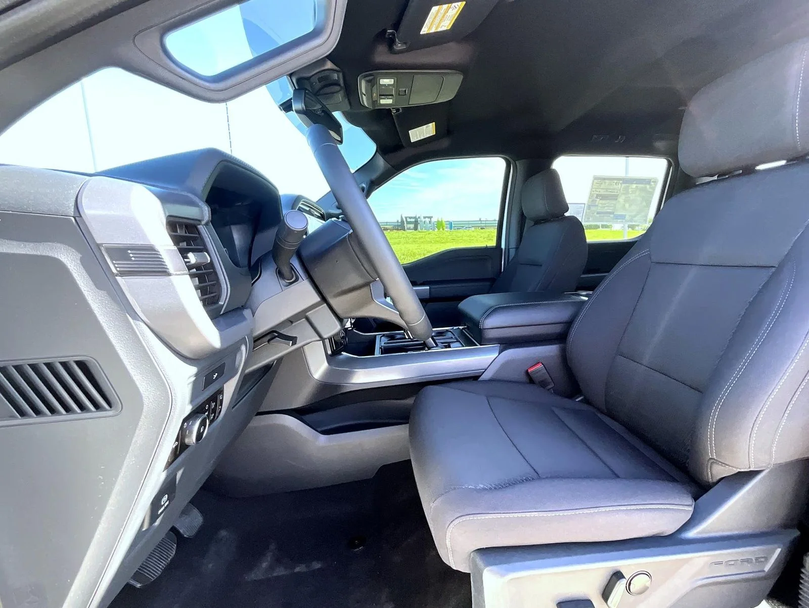 New 2026 Oxford White Ford XLT image 9