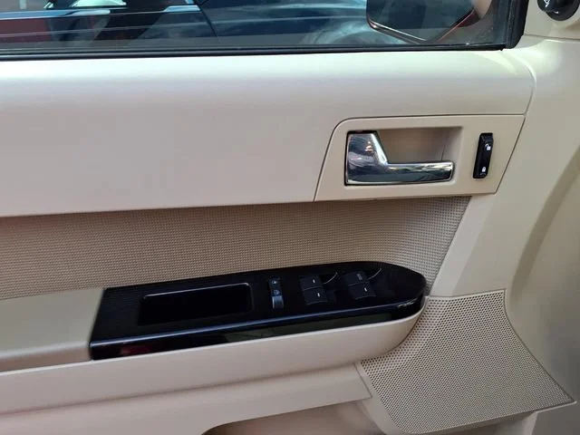 Used 2012  Ford Limited image 14