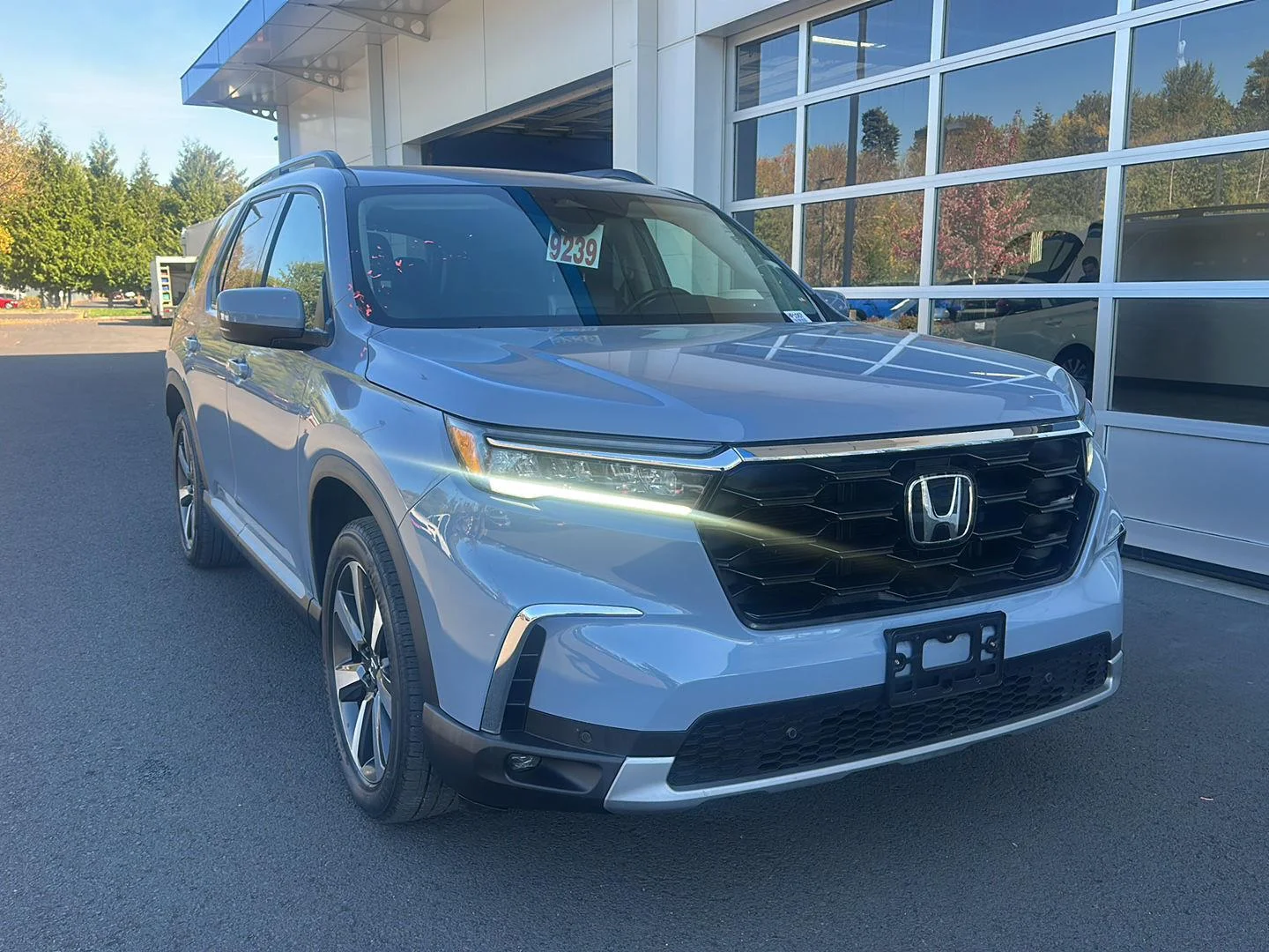 Used 2025 Sonic Gray Pearl Honda Touring image 5