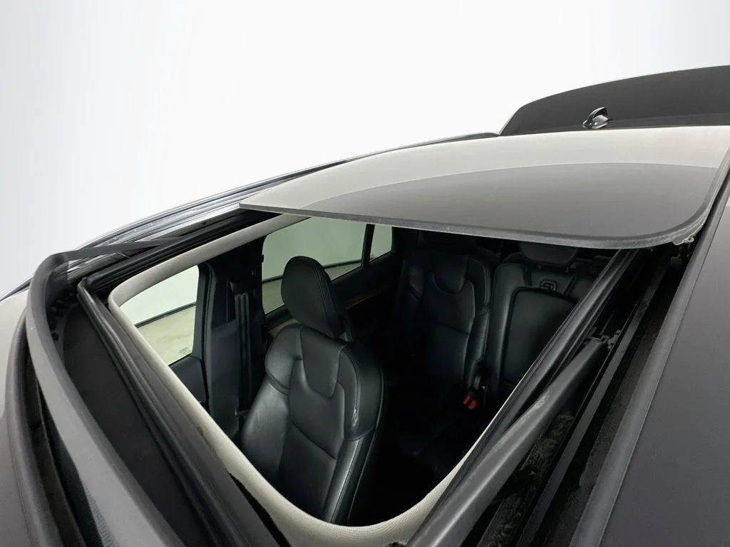Used 2021 Onyx Black Metallic Volvo T6 Momentum image 27