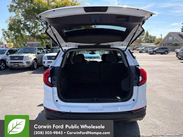 Used 2021 Summit White GMC  image 30