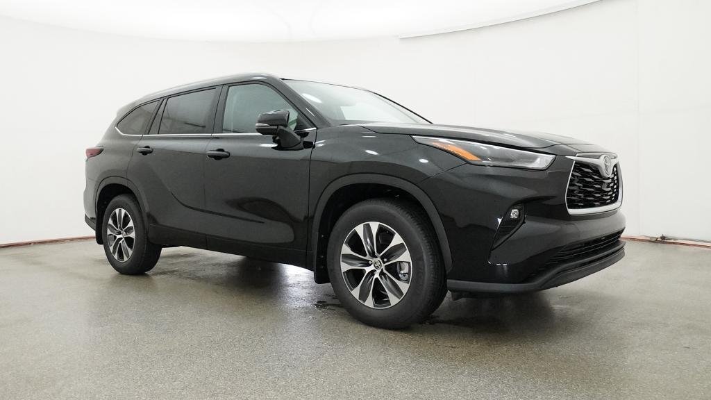 New 2026 Midnight Black Metallic Toyota XLE image 9