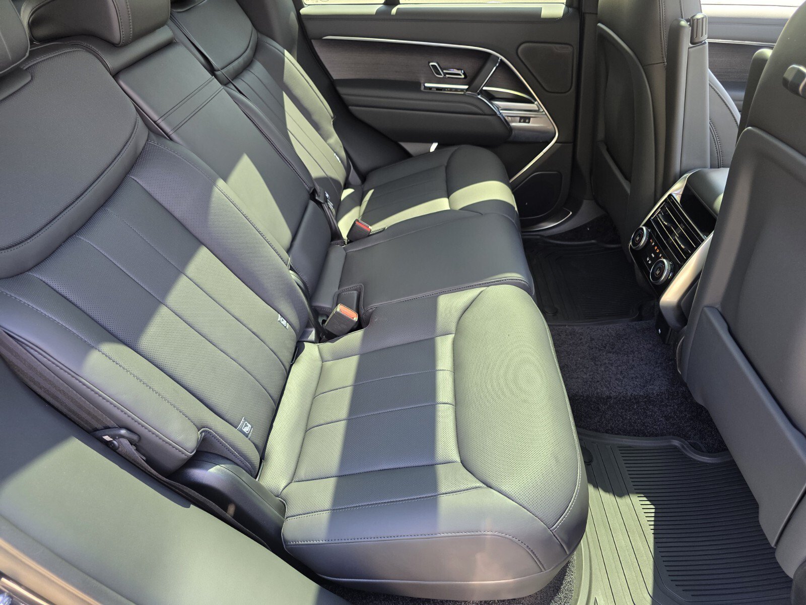 New 2026 Carpathian Grey Land Rover P400 SE image 5