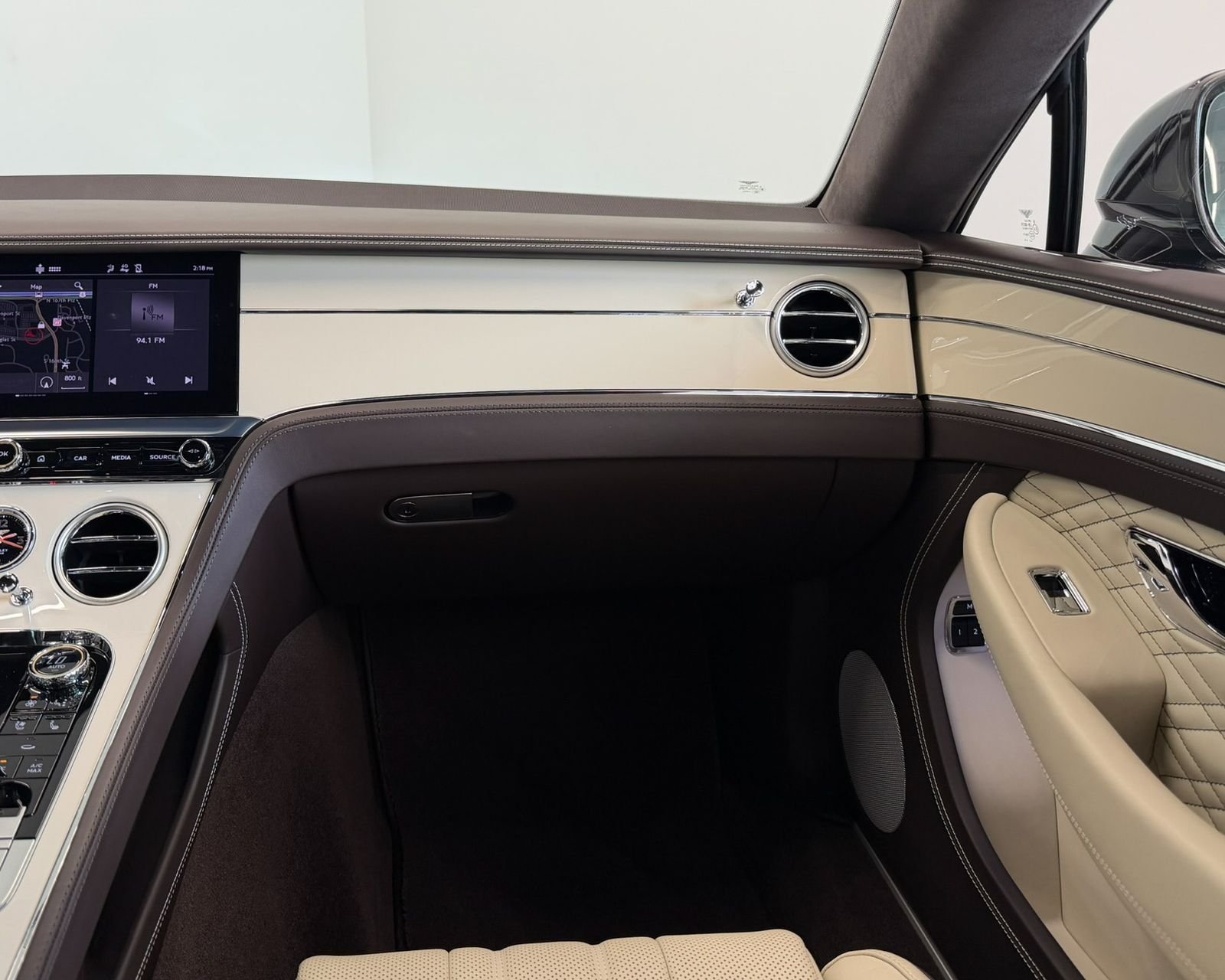 Used 2023 Brown Bentley V8 image 31