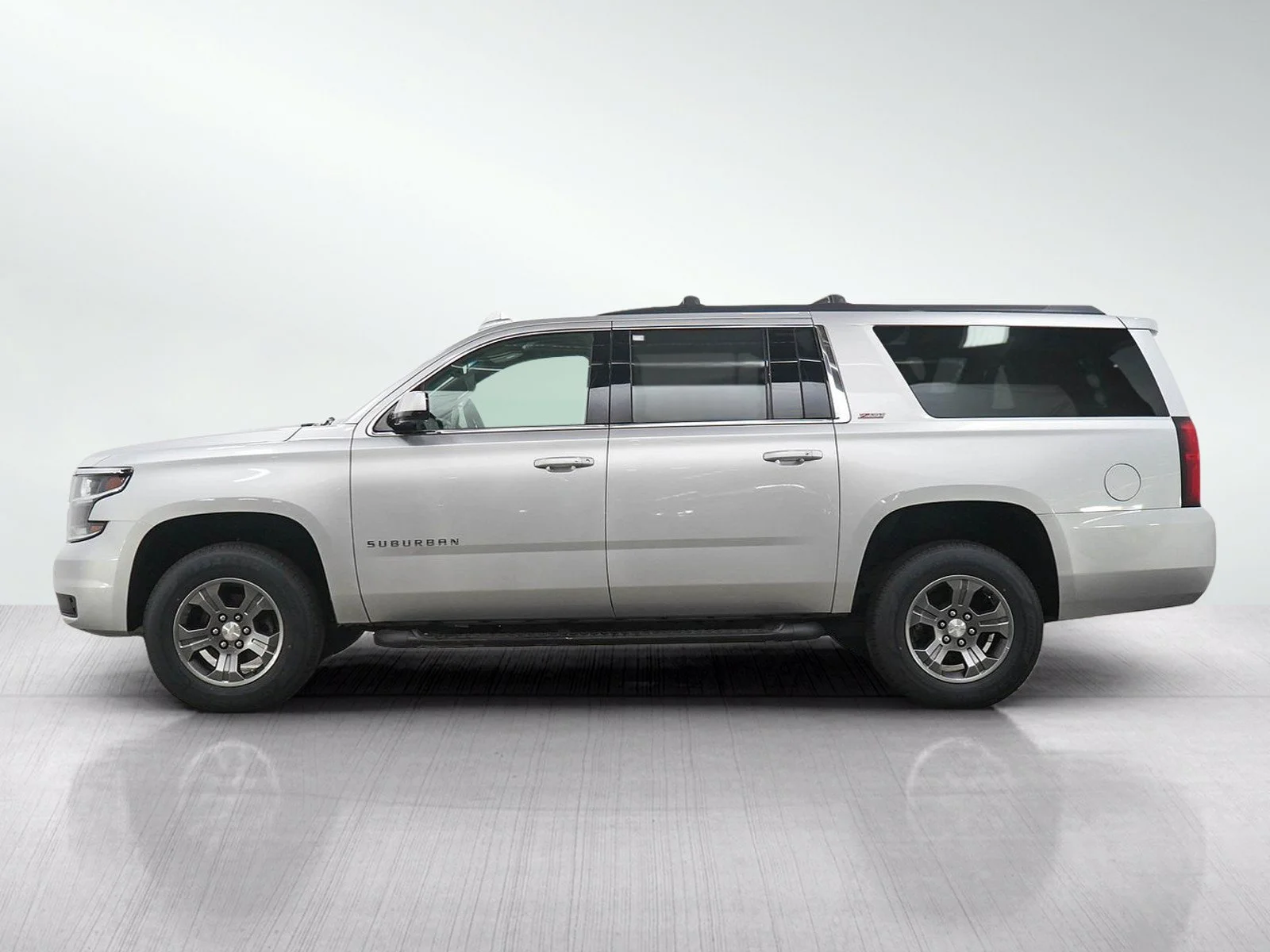 Used 2019 Chevrolet Suburban LT with VIN 1GNSKHKC1KR166946 for sale in Burnsville, Minnesota