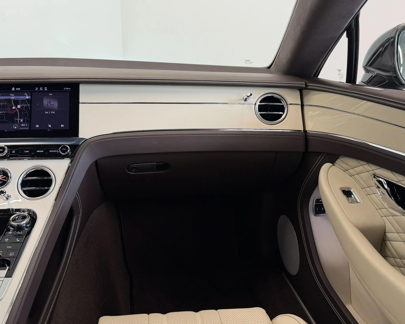 Used 2023 Brown Bentley V8 image 31